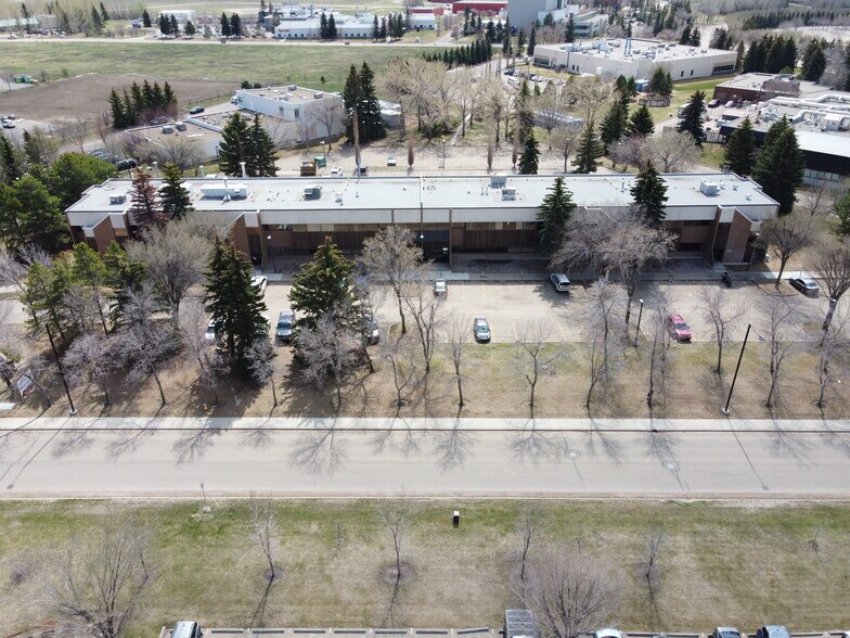 9403 20 Av NW, Edmonton, AB à louer - Photo de l’immeuble – Image 2 sur 7