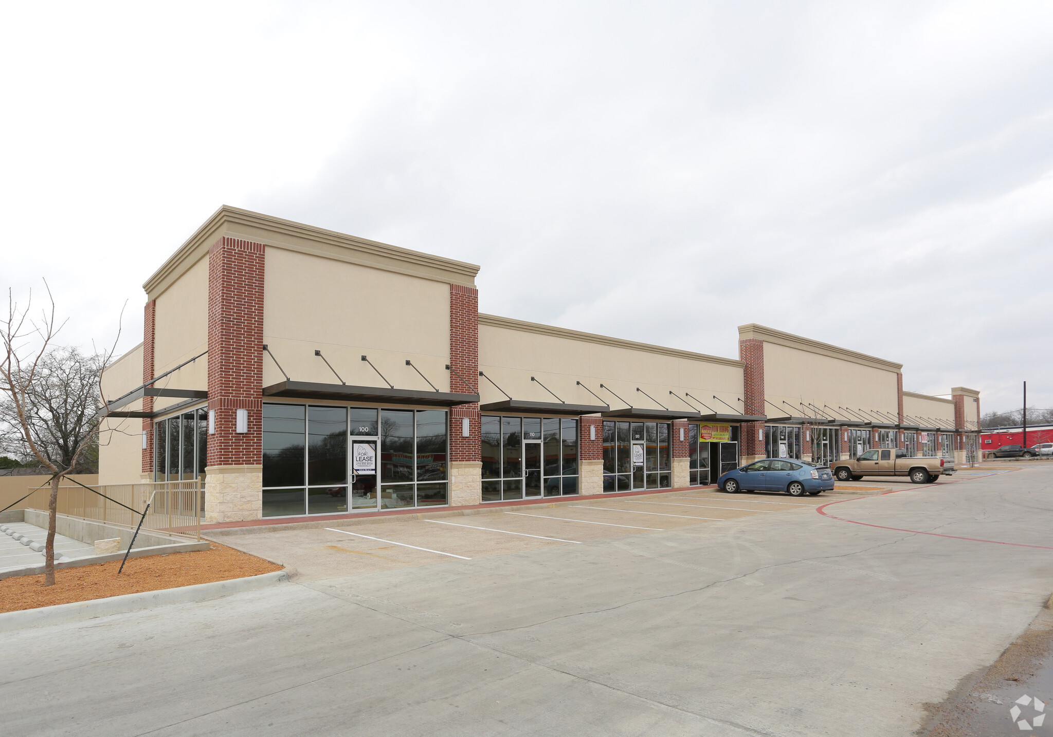 2445 S Buckner Blvd, Dallas, TX à louer Photo principale– Image 1 sur 8