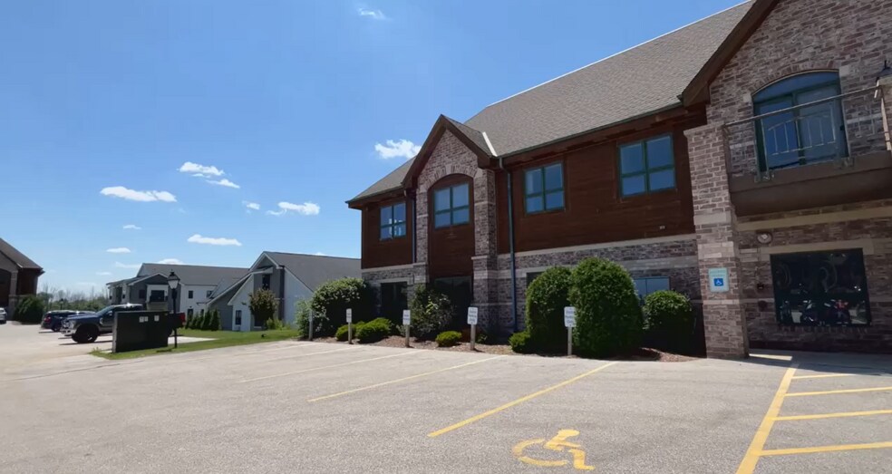 1035 W Glen Oaks Ln, Mequon, WI à louer - Vidéo sur l’annonce professionnelle – Image 2 sur 10