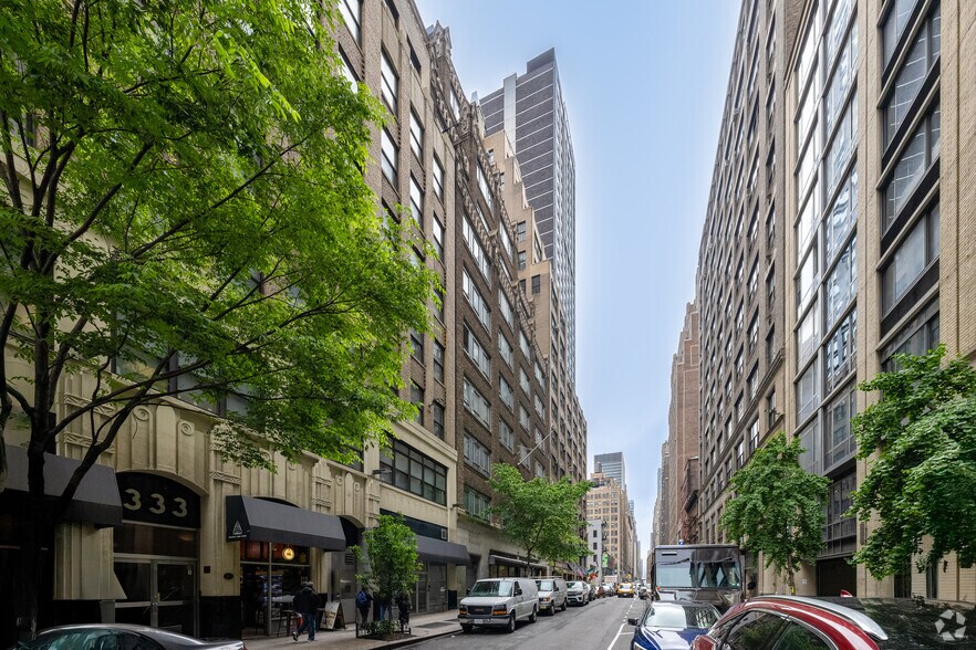 323 W 39th St, New York, NY à louer - Photo de l’immeuble – Image 1 sur 3