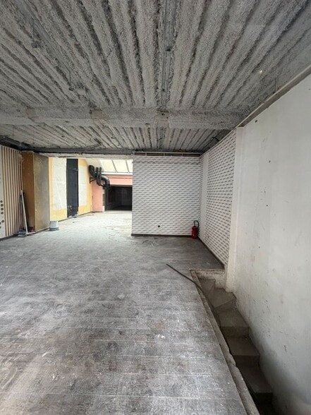 Local commercial dans Clichy à louer - Photo intérieure – Image 1 sur 7
