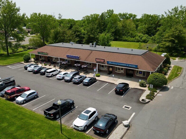 South Windsor Office & Retail Portfolio portefeuille de 9 biens à vendre sur LoopNet.fr - Photo principale – Image 2 sur 7