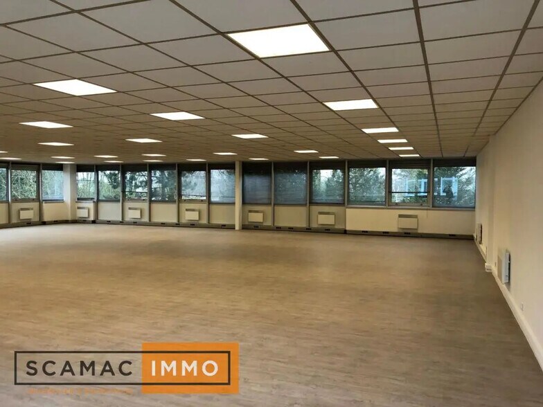 Industriel/Logistique dans Les Ulis à louer - Photo de l’immeuble – Image 1 sur 5