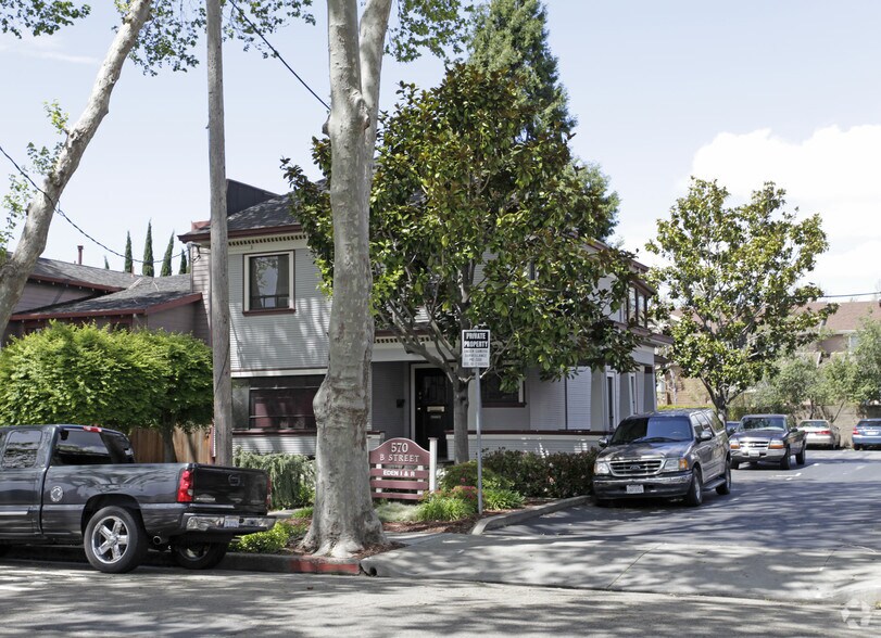 570-578 B Street, Hayward, CA portefeuille de 2 biens à vendre sur LoopNet.fr - Photo principale – Image 1 sur 20