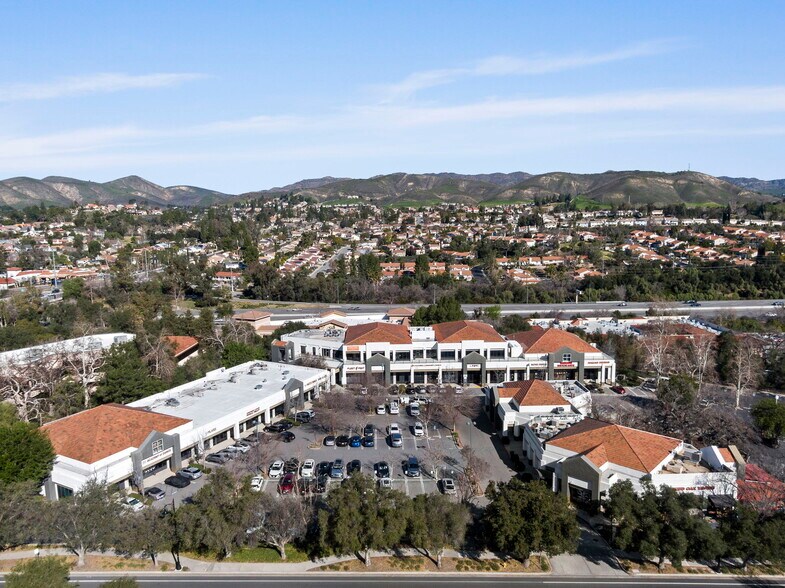 30105-30135 Agoura Rd, Agoura Hills, CA à louer - Photo de l’immeuble – Image 1 sur 28