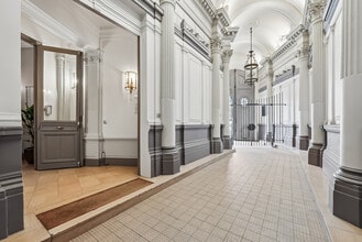 8 Place De L'Opera, Paris à louer Hall d’entrée– Image 2 sur 13