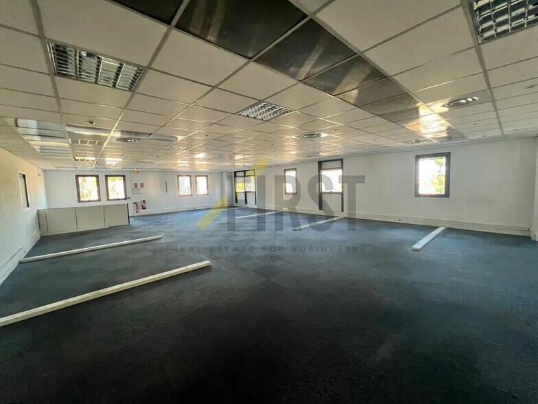 Industriel/Logistique dans Antibes à louer - Photo de l’immeuble – Image 3 sur 11