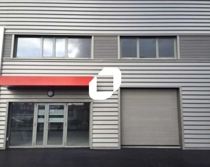 Local d’activités dans Villeneuve-la-Garenne à louer - Photo de l’immeuble – Image 1 sur 7