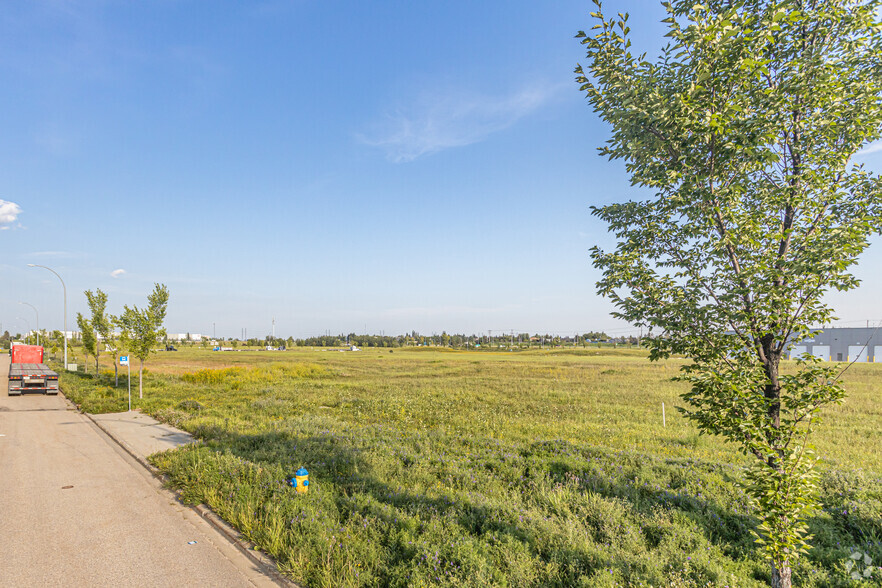 3601-3901 53 Ave NW, Edmonton, AB à louer - Photo de l’immeuble – Image 2 sur 3