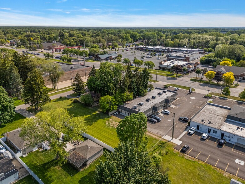 48701 Van Dyke Ave, Shelby Township, MI à vendre - Photo de l’immeuble – Image 3 sur 11