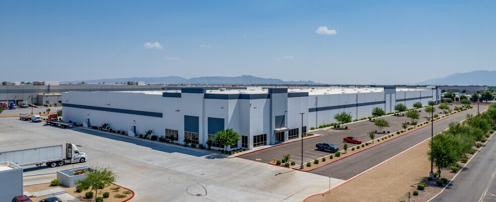 8711 W Jefferson St, Tolleson, AZ à louer - Photo de l’immeuble – Image 3 sur 13