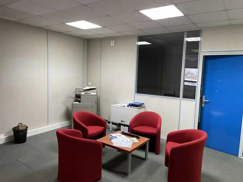 Bureau dans Saint-Mard à louer - Photo intérieure – Image 2 sur 4