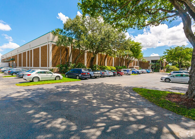 3325 NW 70th Ave, Miami, FL à louer - Photo de l’immeuble – Image 1 sur 7