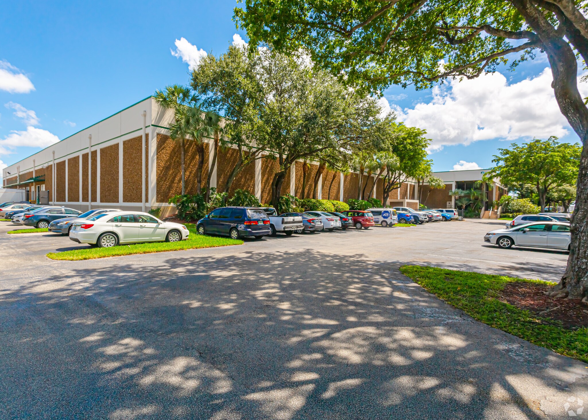 3325 NW 70th Ave, Miami, FL à louer Photo de l’immeuble– Image 1 sur 8