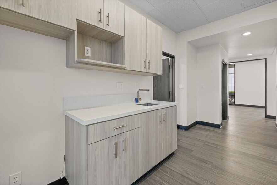 1570 N Batavia St, Orange, CA à vendre - Photo de l’immeuble – Image 3 sur 3