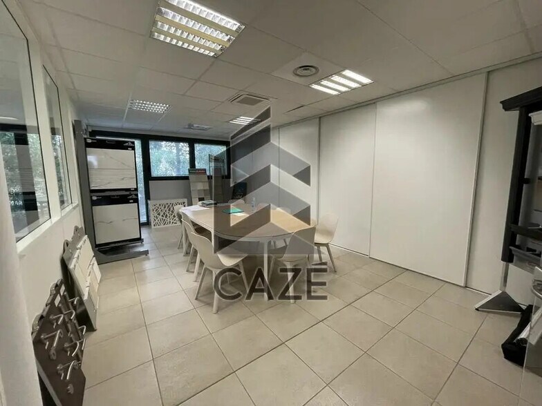Bureau dans Bruges à louer - Photo de l’immeuble – Image 2 sur 13