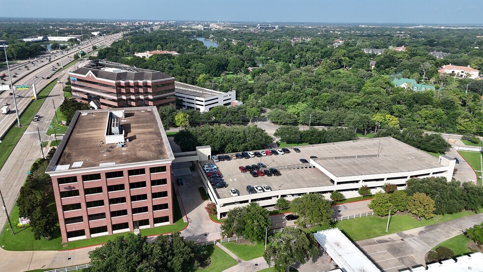 14090 Southwest Fwy, Sugar Land, TX à louer - Photo de l’immeuble – Image 3 sur 9