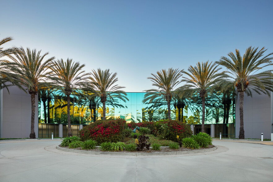 2885 Loker Ave E, Carlsbad, CA à louer - Photo de l’immeuble – Image 1 sur 10