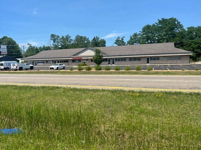 1699 Lansing Rd, Charlotte, MI à louer Photo de l’immeuble– Image 1 sur 5