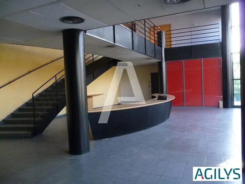 Local d’activités dans Palaiseau à louer - Photo de l’immeuble – Image 3 sur 12