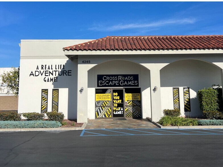 4245-4247 E La Palma Ave, Anaheim, CA à louer - Photo de l’immeuble – Image 3 sur 4