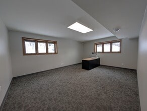 5891 Cedar Lake Rd, Saint Louis Park, MN à louer Photo intérieure– Image 1 sur 3