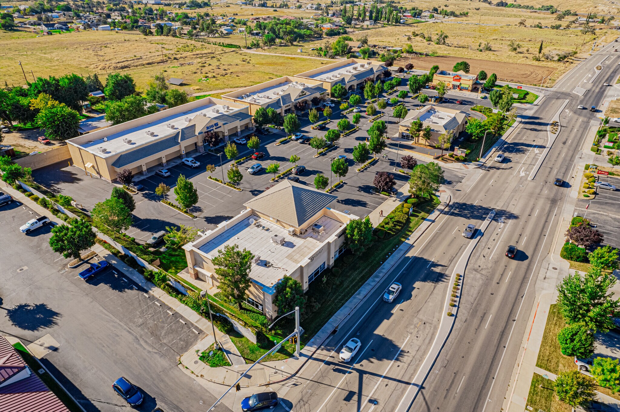 655 Tucker Rd, Tehachapi, CA à vendre Photo principale– Image 1 sur 9