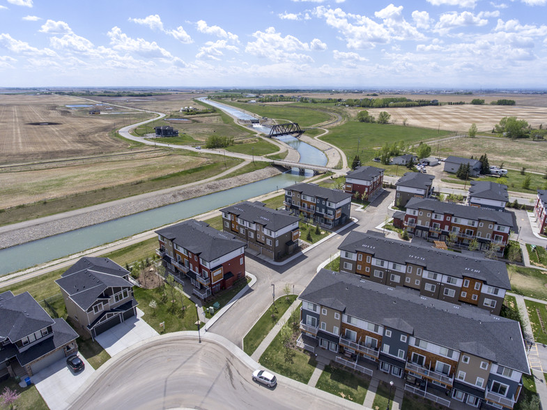 240187 Rainbow Rd, Chestermere, AB à vendre - Autre – Image 2 sur 8