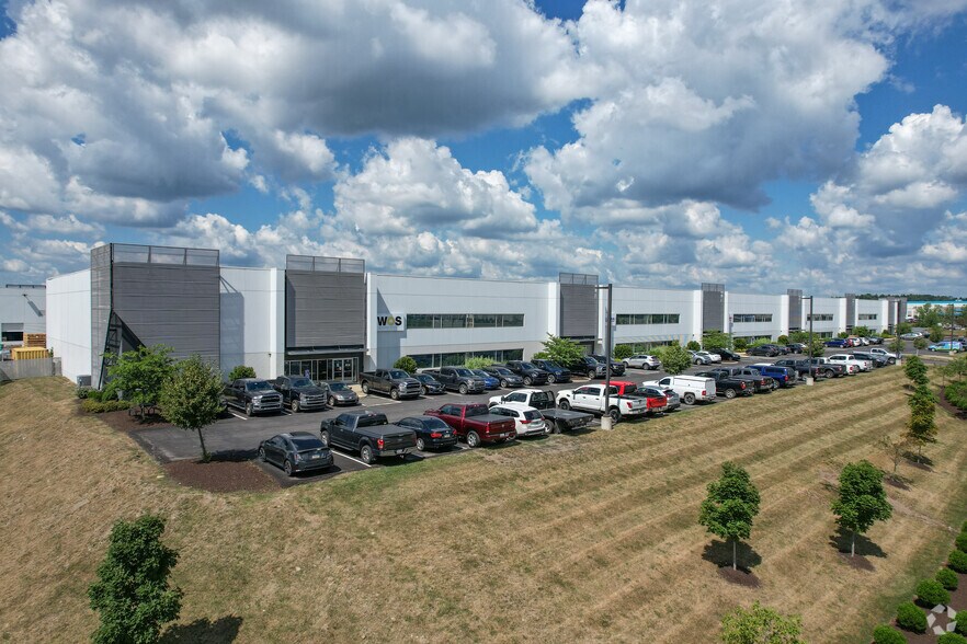 110 S Campus Dr, Imperial, PA à louer - Photo principale – Image 1 sur 14