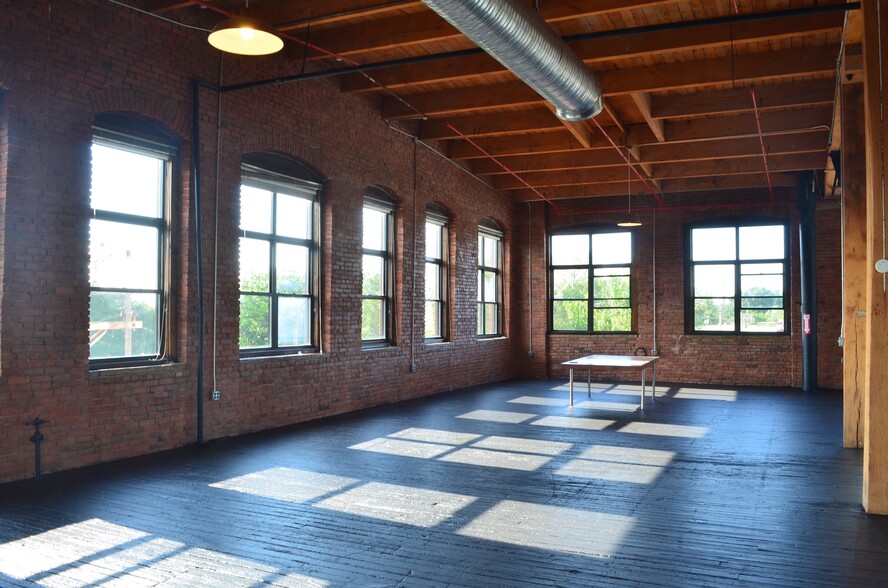 3143 W 33rd St, Cleveland, OH à louer - Photo de l’immeuble – Image 1 sur 27