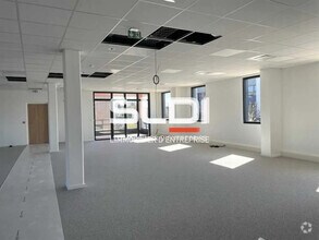 Bureau dans Vénissieux à louer Photo de l’immeuble– Image 2 sur 10