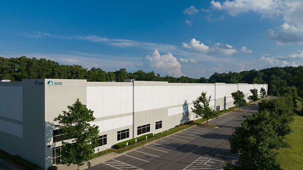 4835 Sirona Dr, Charlotte, NC à louer - Photo de l’immeuble – Image 1 sur 4
