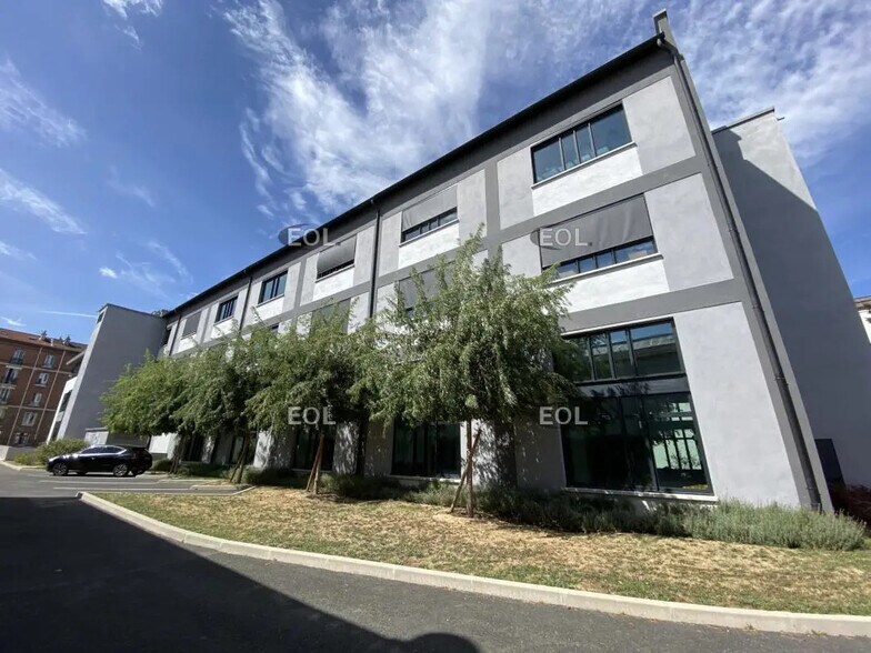 Local d’activités dans Ivry-sur-Seine à louer - Photo de l’immeuble – Image 1 sur 24