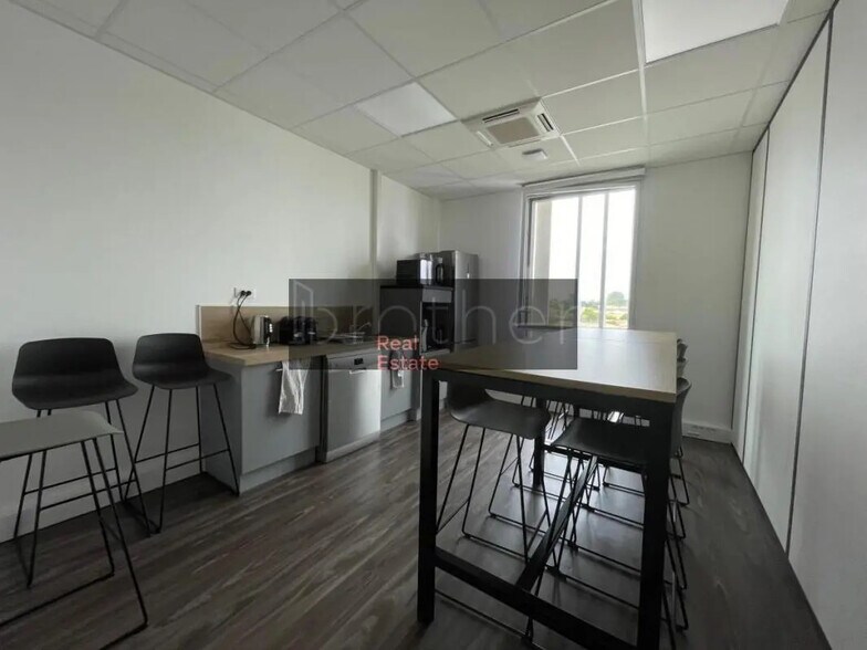 Bureau dans Bruges à louer - Photo de l’immeuble – Image 3 sur 7