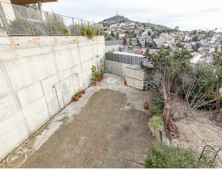 Immeuble residentiel dans Sant Just Desvern, Barcelona à vendre - Photo de l’immeuble – Image 2 sur 5