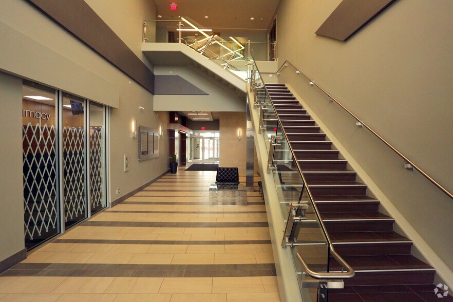 8005 Emerald Dr, Sherwood Park, AB à louer - Hall d’entrée – Image 2 sur 8