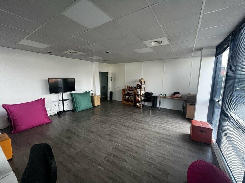 85 Rue Pierre Duhem, Aix-en-Provence à louer - Photo de l’immeuble – Image 2 sur 12