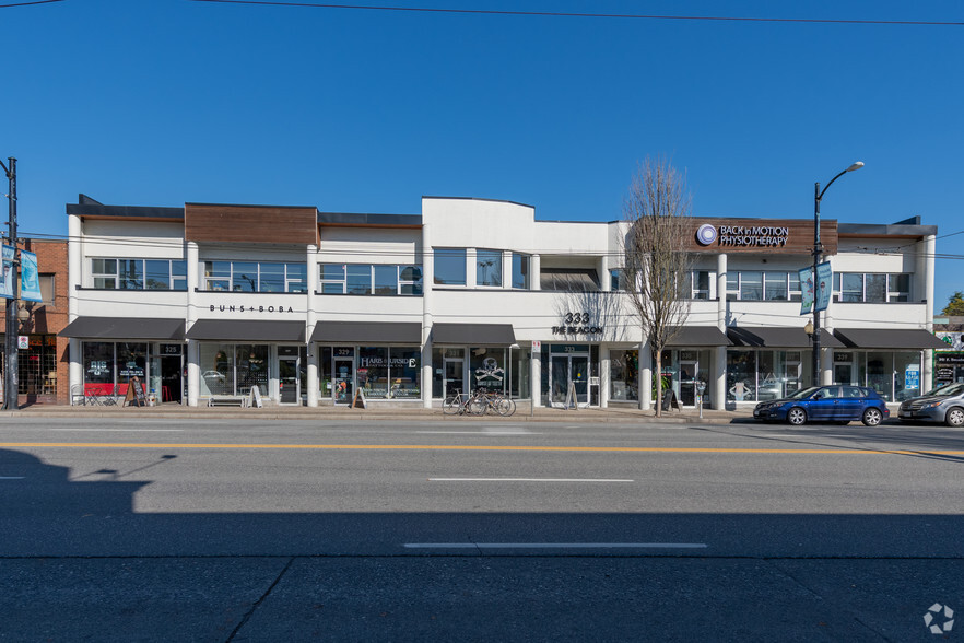 325-339 E Broadway, Vancouver, BC à louer - Photo de l’immeuble – Image 2 sur 4