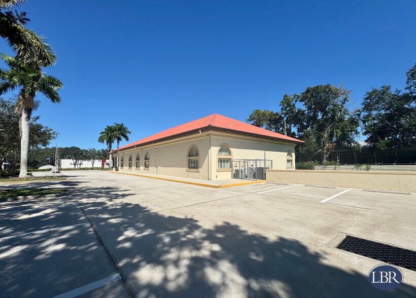 2405 W New Haven Ave, Melbourne, FL à louer - Photo de l’immeuble – Image 3 sur 12