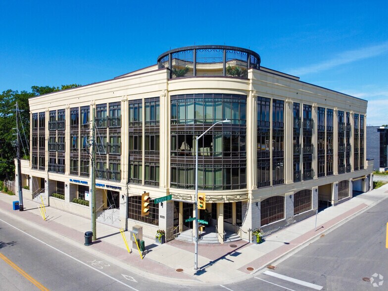 205 Lakeshore Rd, Oakville, ON à vendre - Photo de l’immeuble – Image 1 sur 4