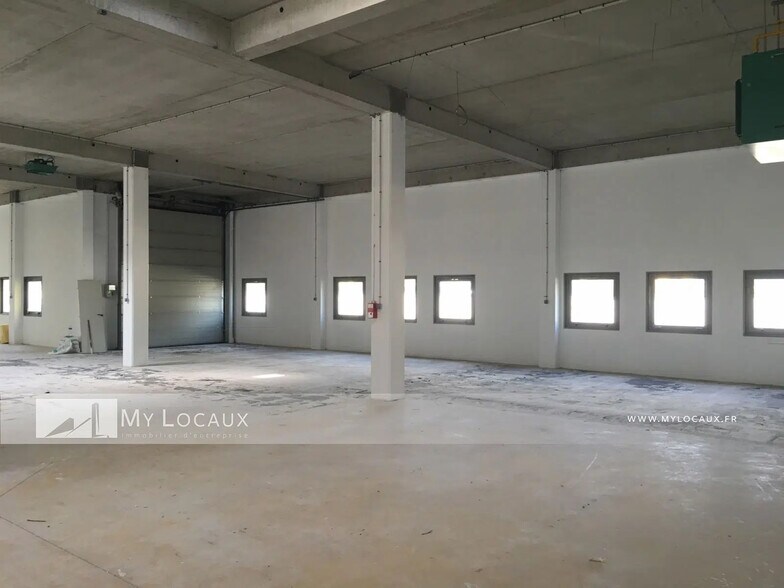 Local d’activités dans Villeneuve-La-Garenne à louer - Photo de l’immeuble – Image 2 sur 4