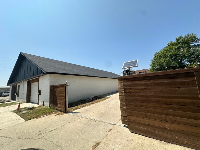 537 S Kealy Ave, Lewisville, TX à vendre - Photo de l’immeuble – Image 2 sur 10