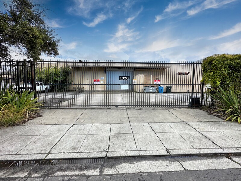 1320 Marshall St, Redwood City, CA à vendre Photo de l’immeuble– Image 1 sur 3