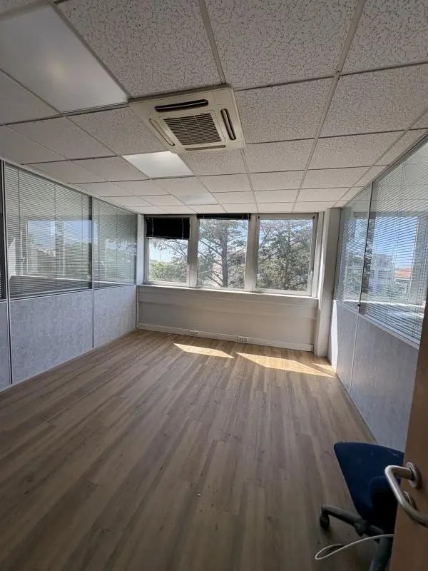 Bureau dans Marseille à louer Photo de l’immeuble– Image 1 sur 7