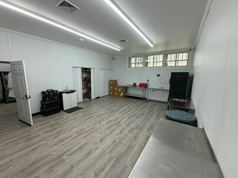 1615 Sycamore Ave, Bohemia, NY à louer - Photo de l’immeuble – Image 2 sur 2