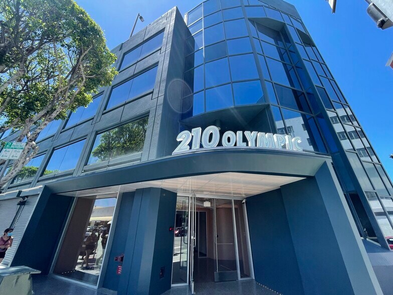 210 E Olympic Blvd, Los Angeles, CA à louer - Photo de l’immeuble – Image 2 sur 56