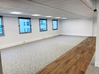 Plus de détails pour 13 Bis Rue De L'Abreuvoir, Courbevoie - Bureau à louer