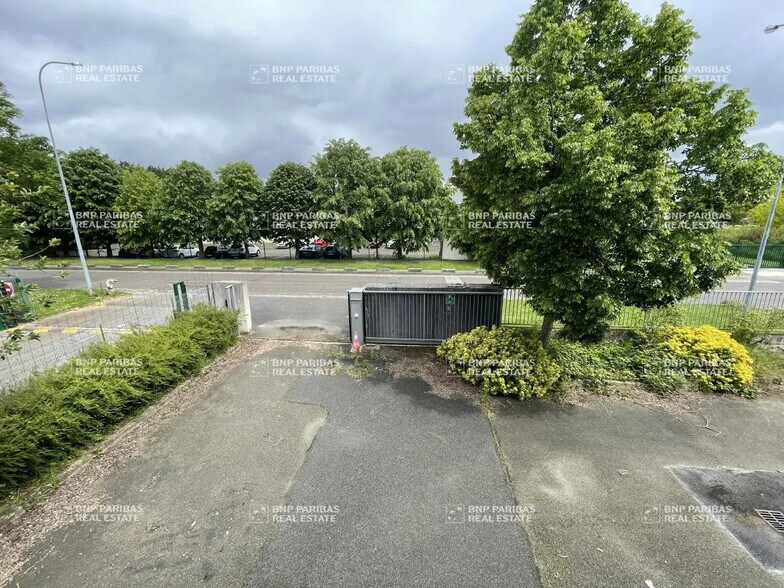 Local d’activités dans Coignières à louer - Photo de l’immeuble – Image 3 sur 29