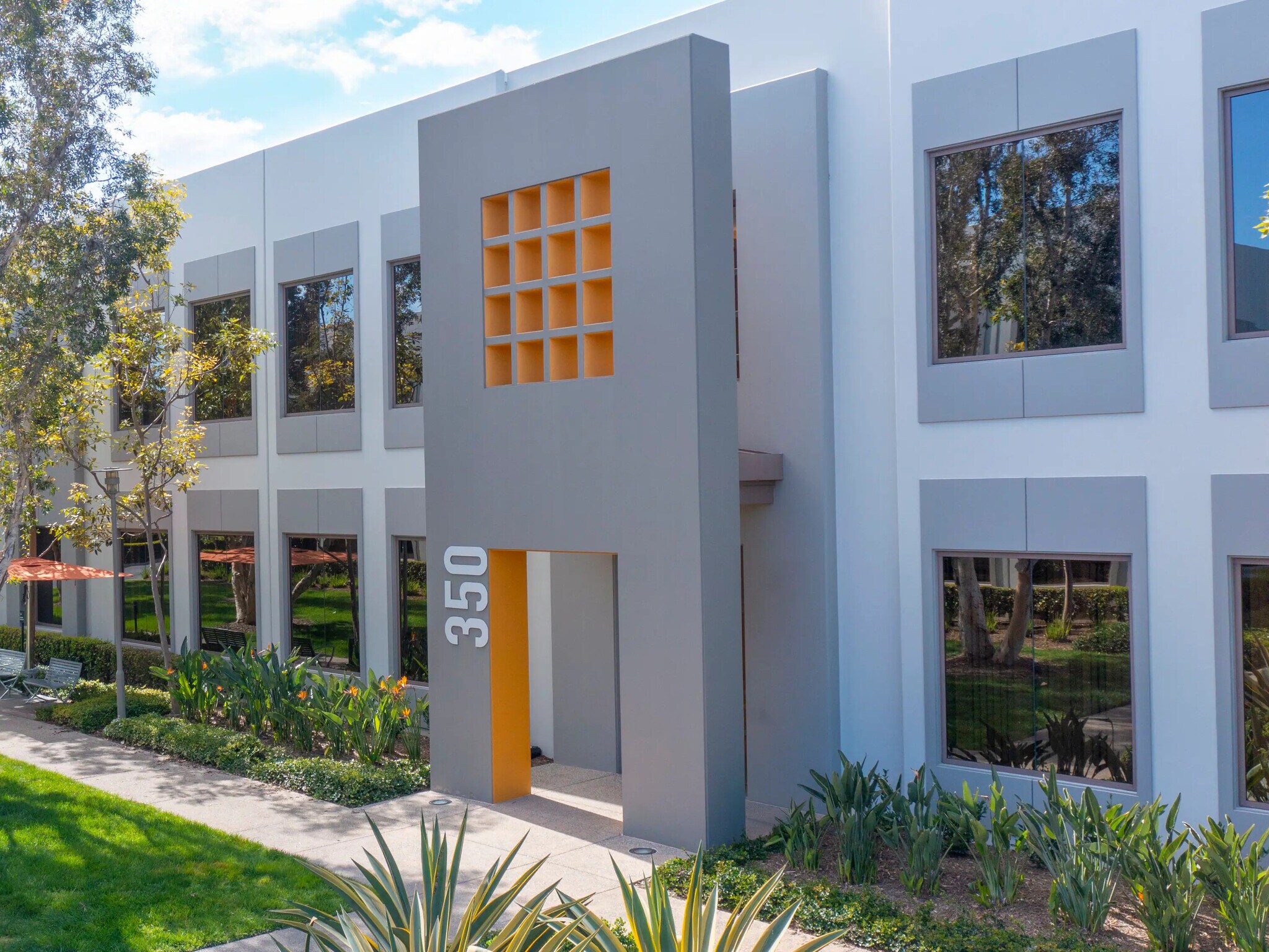 200 Commerce Dr, Irvine, CA à louer Photo de l’immeuble– Image 1 sur 8