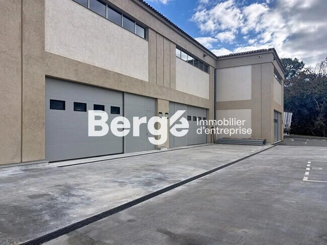 Plus de détails pour Local d'activités à louer